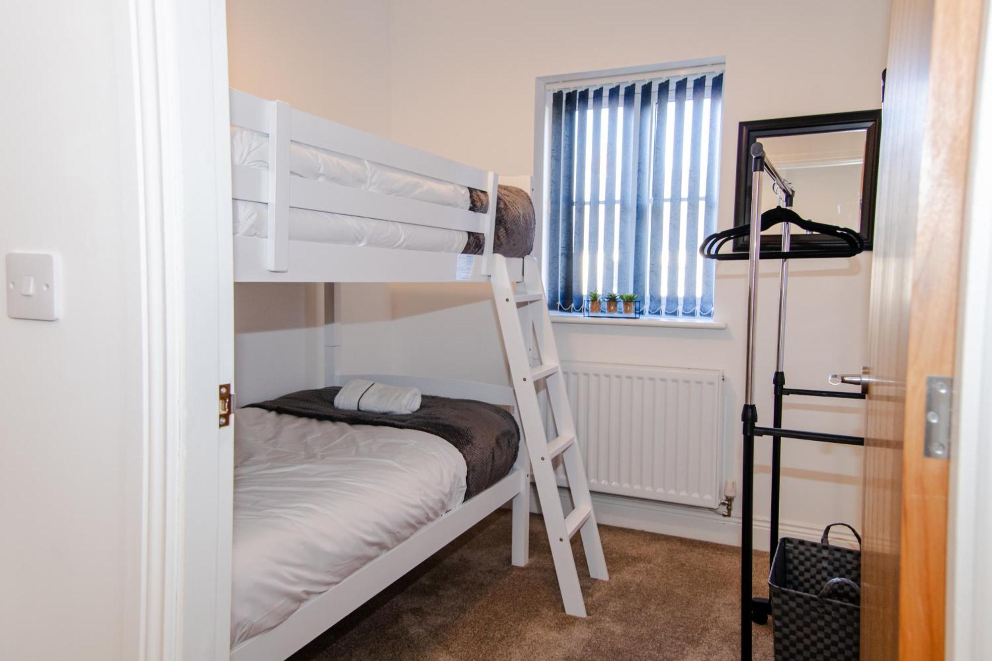 Centre - Free Parking, Business Stays, Families, Relocators Apartment *