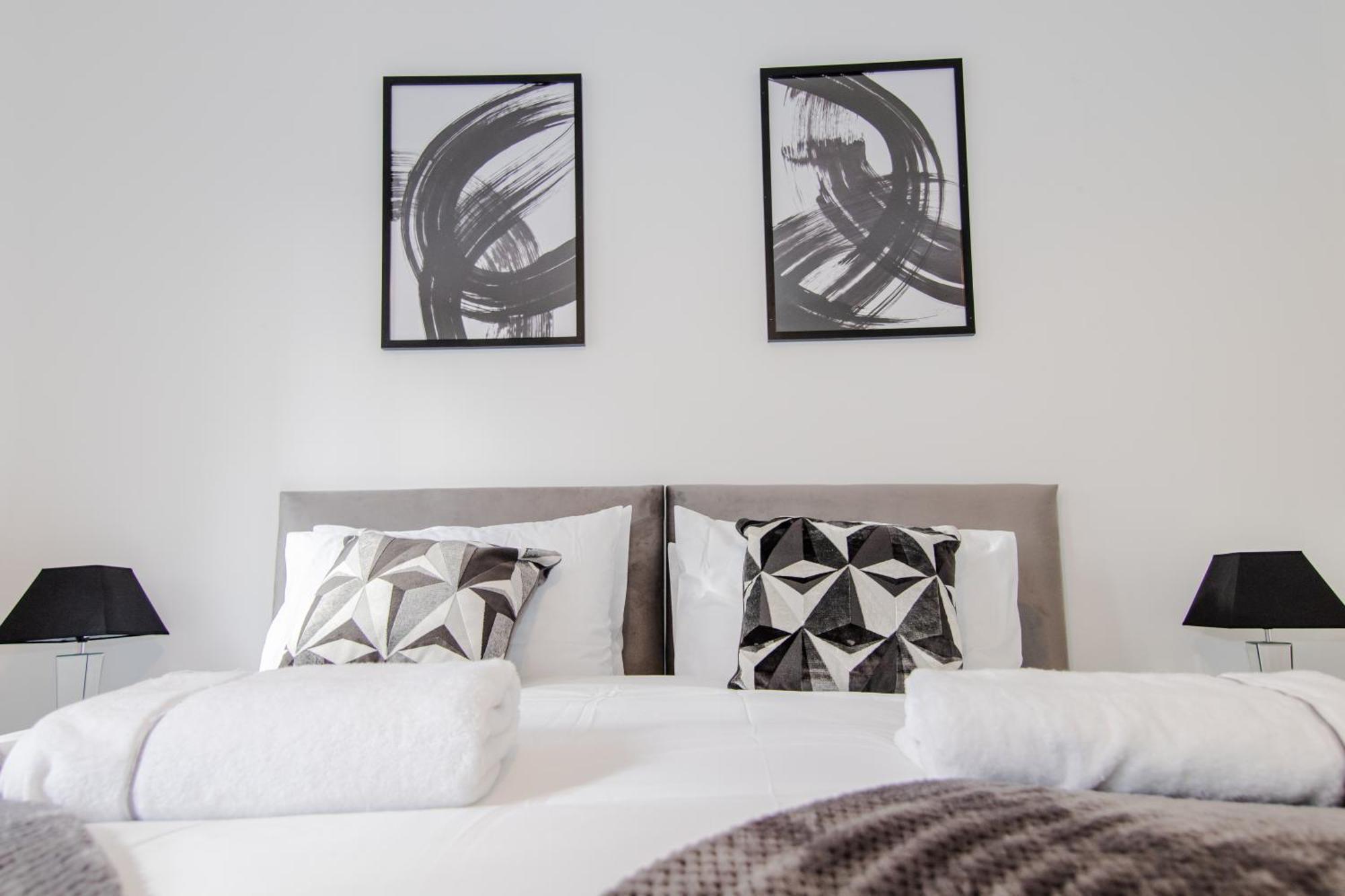 Centre - Free Parking, Business Stays, Families, Relocators Apartment