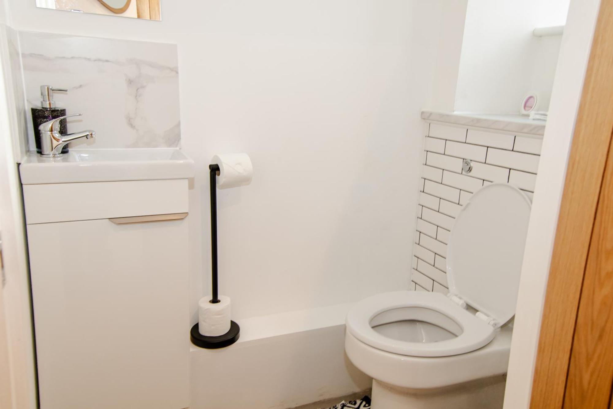 Centre - Free Parking, Business Stays, Families, Relocators Apartment *
