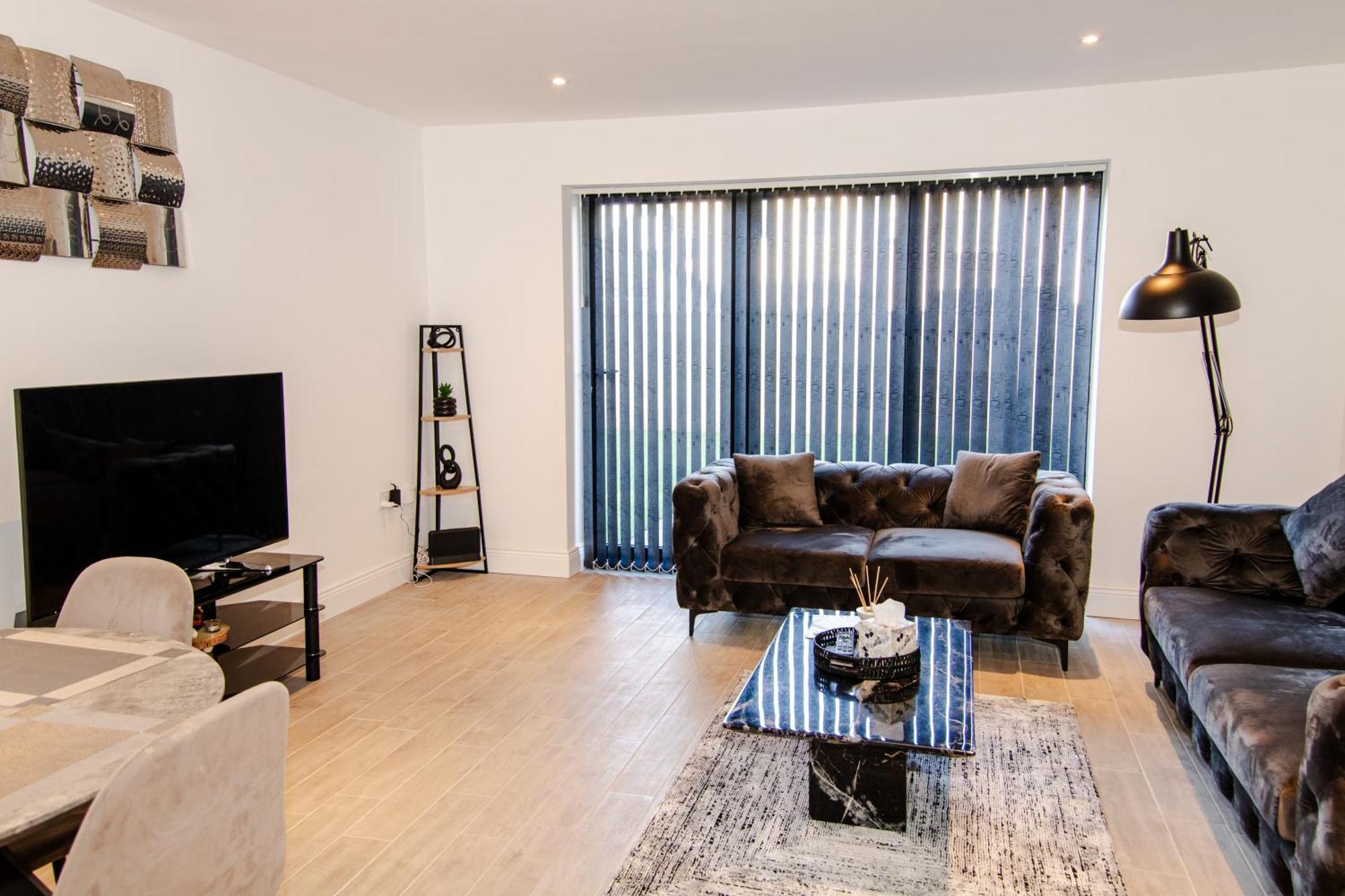 Centre - Free Parking, Business Stays, Families, Relocators Apartment *